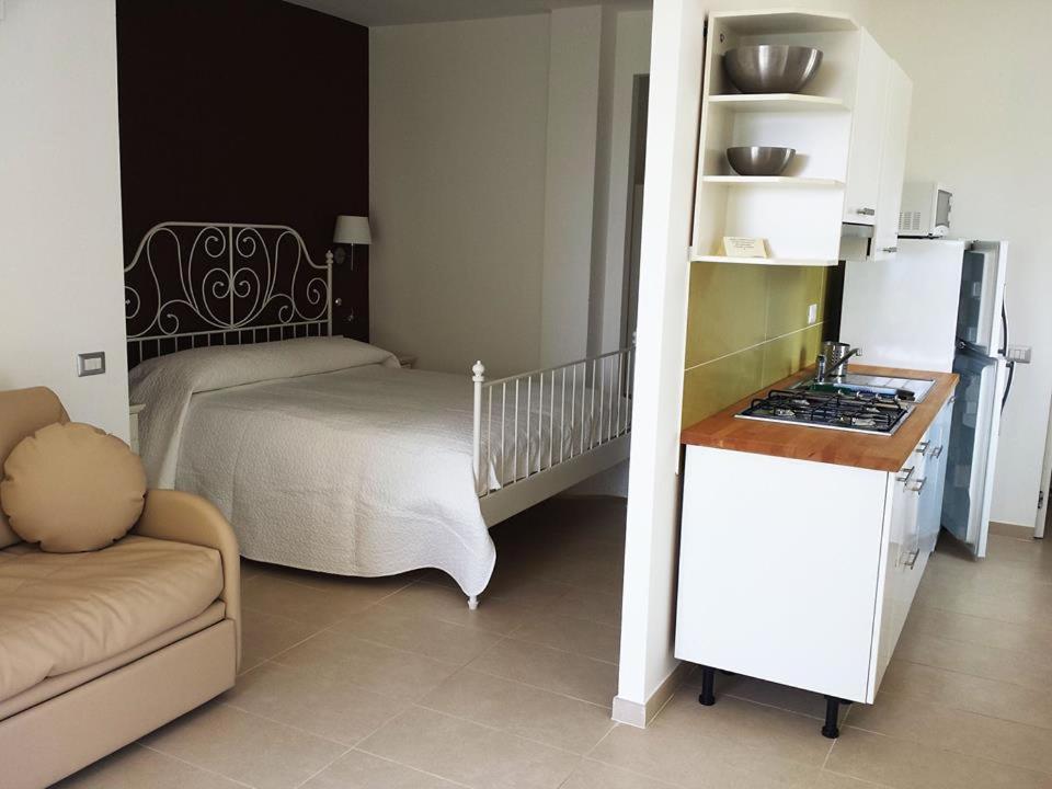Cette petite chambre comprend une cuisine et un lit. dans l'établissement Hotel e Residence Il Faro Acciaroli, à Acciaroli