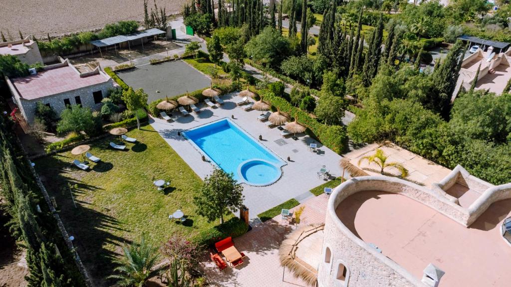 une vue aérienne d'un complexe avec piscine dans l'établissement RIAD YANITRI Piscine chauffée, à Essaouira