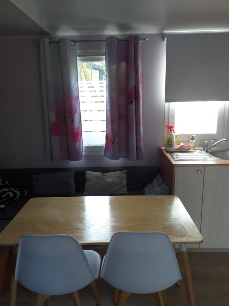 Photo de la galerie de l'établissement Location à la semaine Mobil-home 6 personnes dans Camping en Provence, à Mallemort 24 autres photos