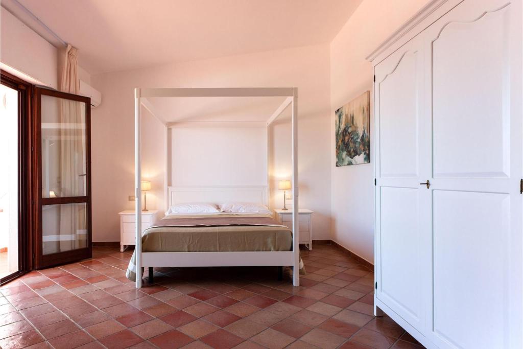 une chambre avec un lit et un miroir au mur dans l'établissement Villa Nice Dream With Pool And Terrace - Happy Rentals, à Neviano