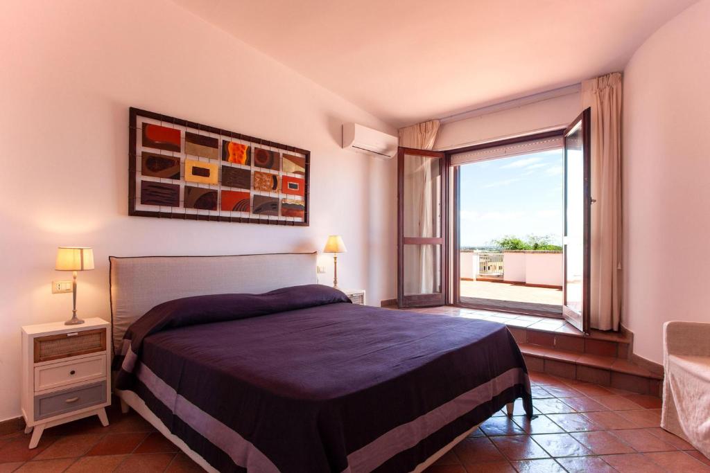 une chambre avec un lit et une grande fenêtre dans l'établissement Villa Nice Dream With Pool And Terrace - Happy Rentals, à Neviano 33 autres photos