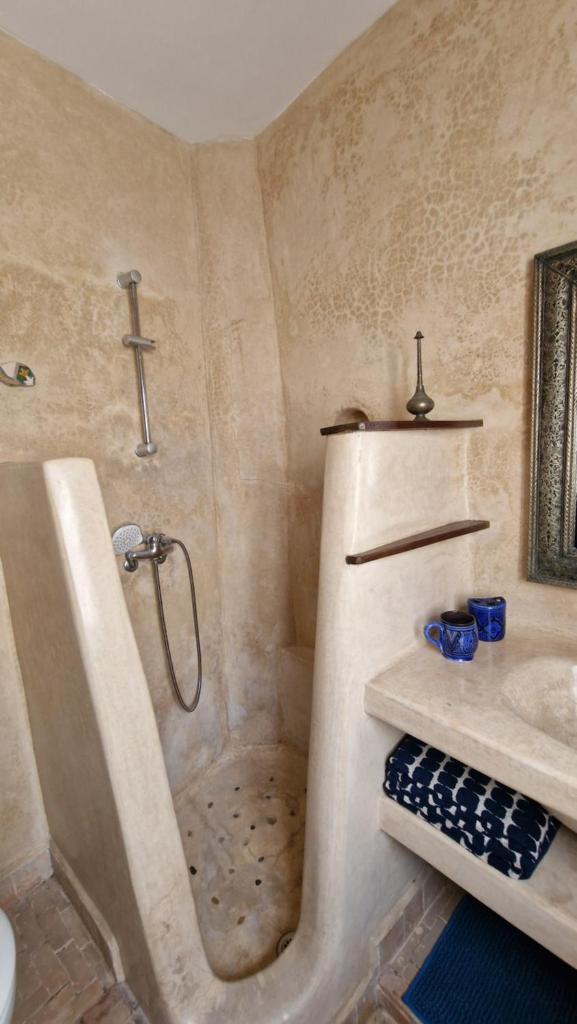 une salle de bain avec douche et lavabo dans l'établissement DAR DAREK FAMILY, à Essaouira 37 autres photos