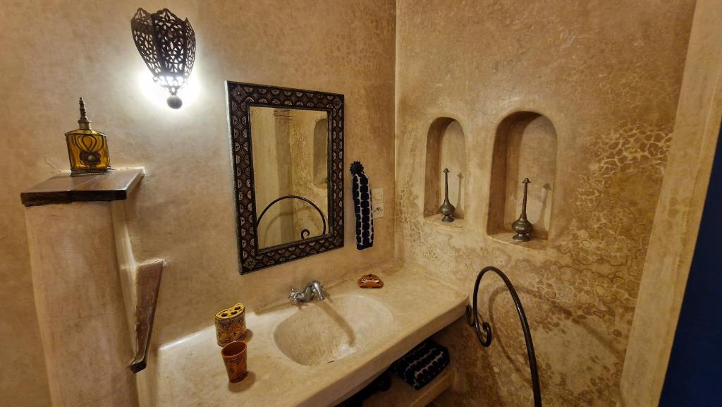 une salle de bain avec un lavabo et un miroir dans l'établissement DAR DAREK FAMILY, à Essaouira