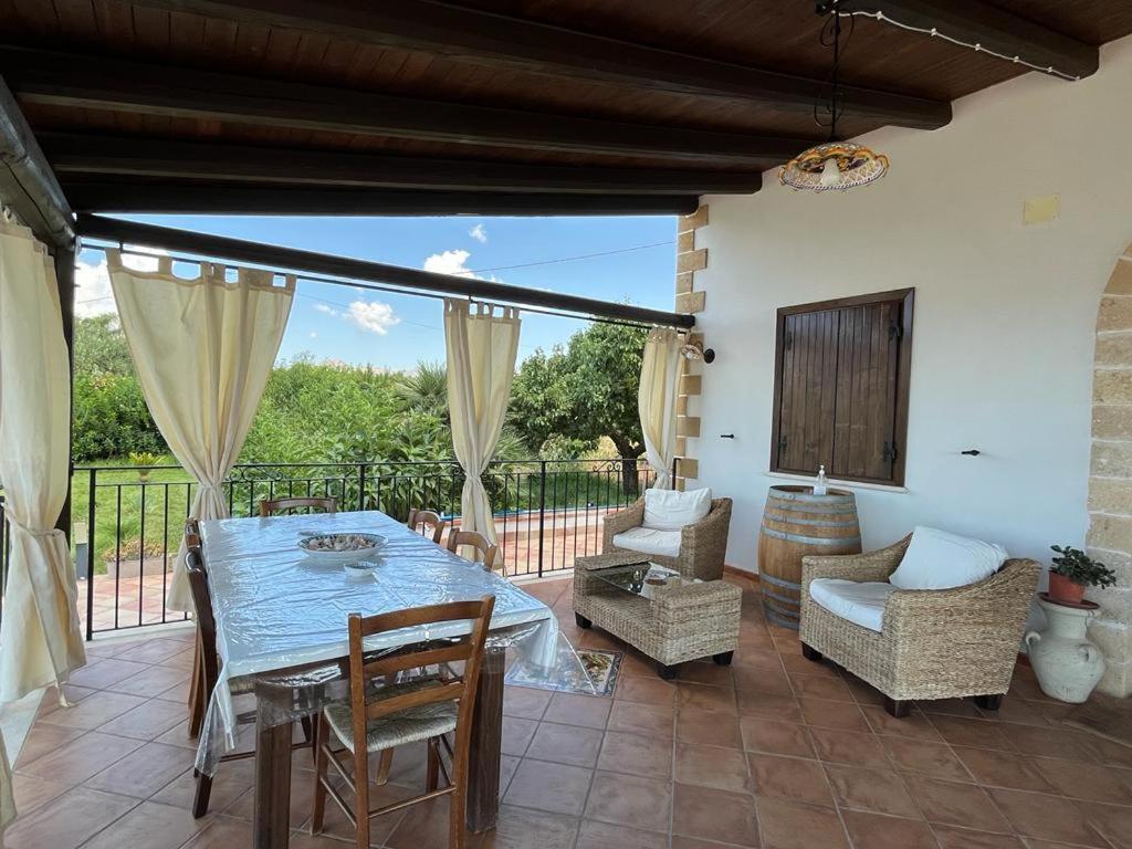 un patio avec une table, des chaises et un canapé dans l'établissement Villa delle Cecilie, à Partinico