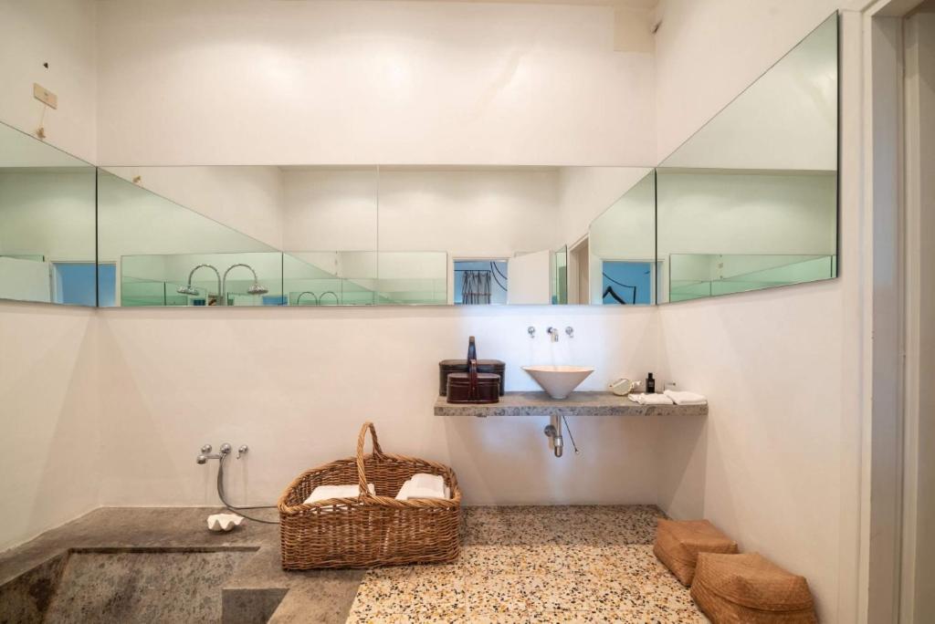 une salle de bain avec un lavabo et un miroir dans l'établissement La Scuola, Luxueuse villa avec piscine privée, à San Casciano dei Bagni