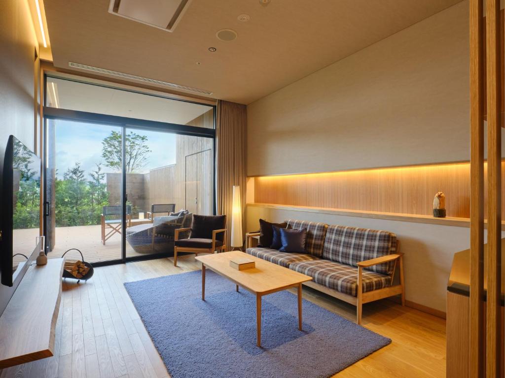 un salon avec un canapé et une table dans l'établissement Lake Toya Tsuruga Resort HIKARINOUTA, à Lac Tōya