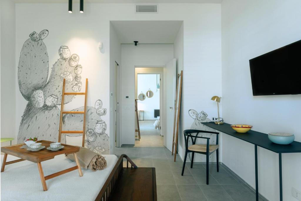 un salon avec un canapé et une table dans l'établissement Domìa Boutique Hotel e Cucina, à Mondello