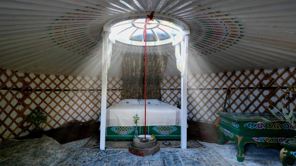 une petite chambre avec un lit dans une yourte dans l'établissement wooden cabin in nature, à Troche