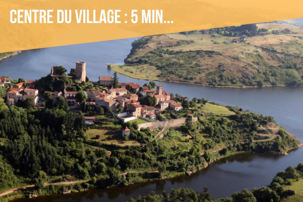 une île au milieu d'un lac dans l'établissement Anouchka Ô fil 2 l'eau, yourte en bord de Lac, à Saint-Maurice-sur-Loire