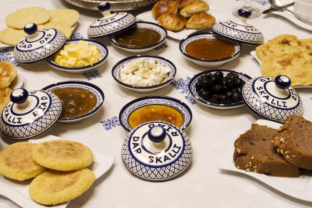 une table avec des bols bleus et blancs de différents trempages dans l'établissement Riad Dar Skalli & SPA, à Fès