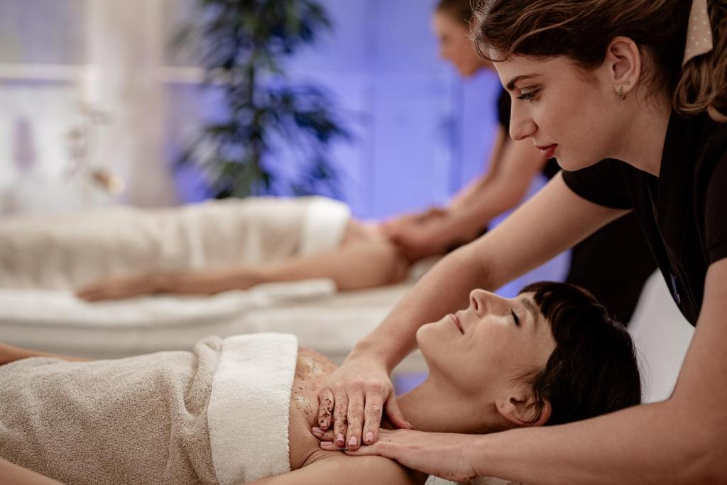 une femme se faisant masser dans un spa dans l'établissement Lake Spa Hotel SEELEITEN, à Caldaro 71 autres photos