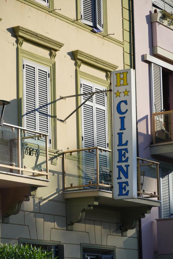 un panneau d'hôtel sur le côté d'un bâtiment dans l'établissement Hotel Cilene, à Viareggio 86 autres photos
