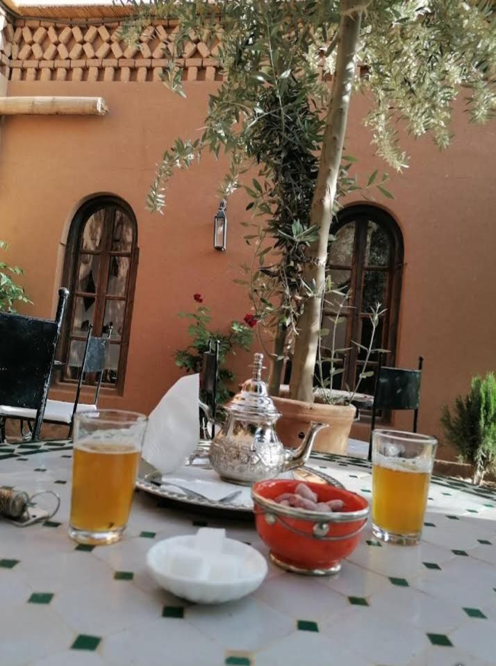 - une table avec un bol de fruits et des boissons dans l'établissement Riad Villa Dades, à Boumalne