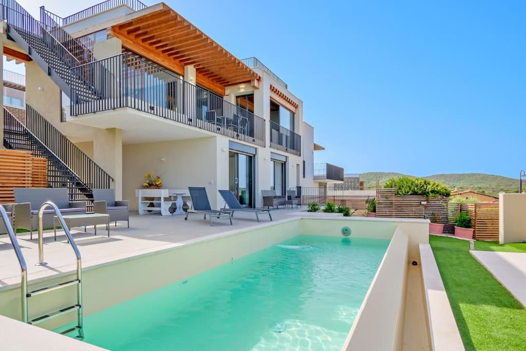 une piscine dans l'arrière-cour d'une maison dans l'établissement Villa Mirtillo Golfo Aranci, à Golfo Aranci