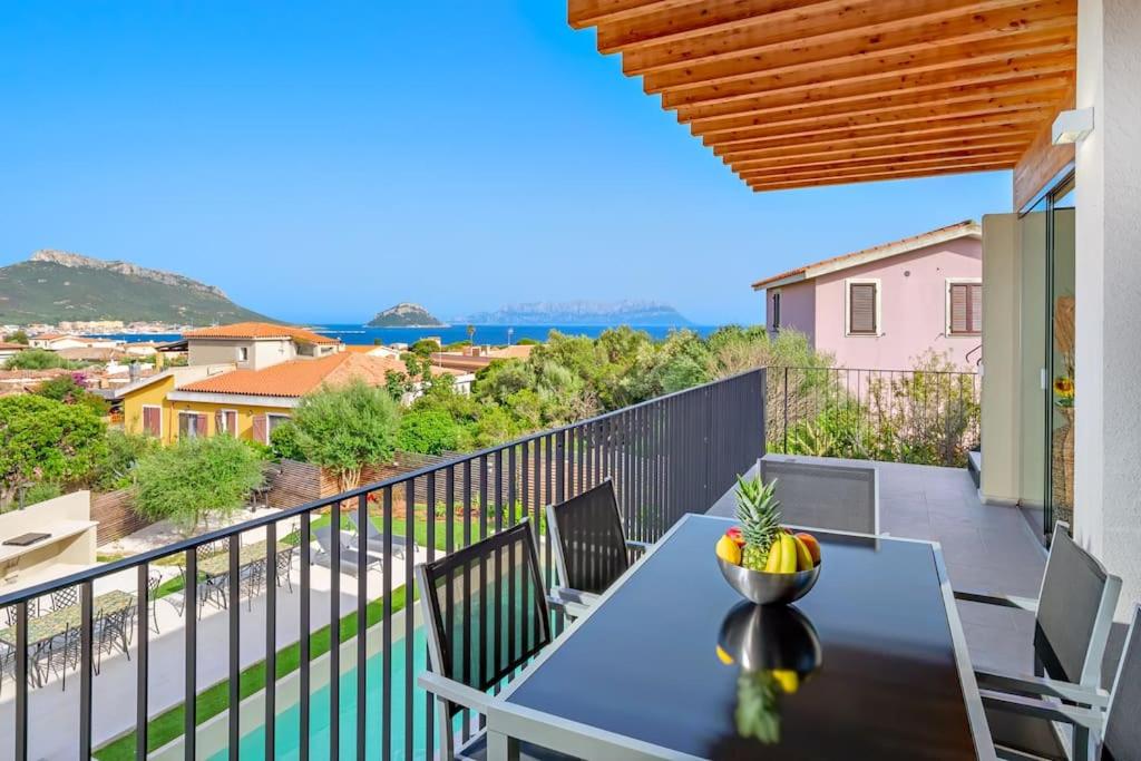 une table et des chaises sur un balcon avec vue dans l'établissement Villa Mirtillo Golfo Aranci, à Golfo Aranci