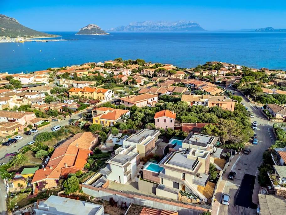 - une vue aérienne sur une ville à côté de l'océan dans l'établissement Villa Mirtillo Golfo Aranci, à Golfo Aranci