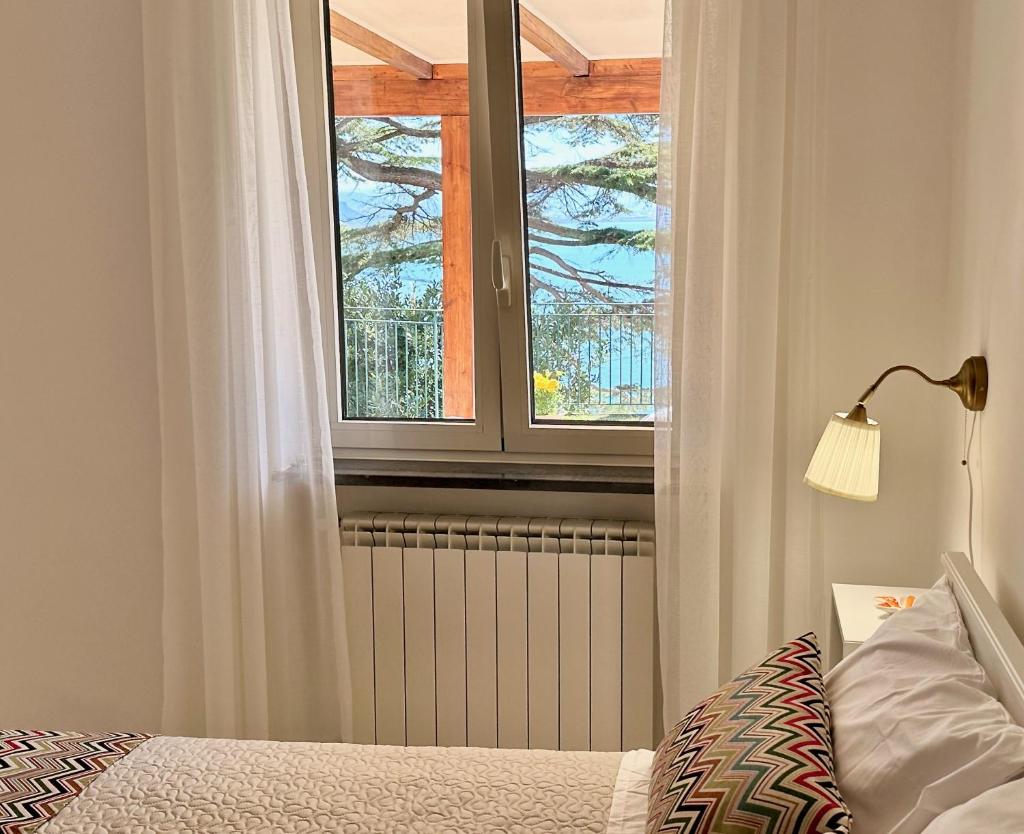 - une chambre avec une fenêtre, un lit et une lampe dans l'établissement Villa Teresa con piscina costiera amalfitana, à Vietri 56 autres photos
