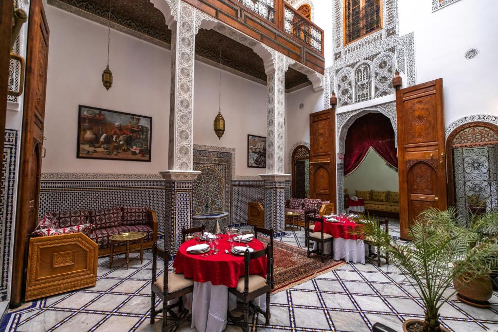 une pièce avec une table et des chaises dans un bâtiment dans l'établissement Riad Jamal, à Fès