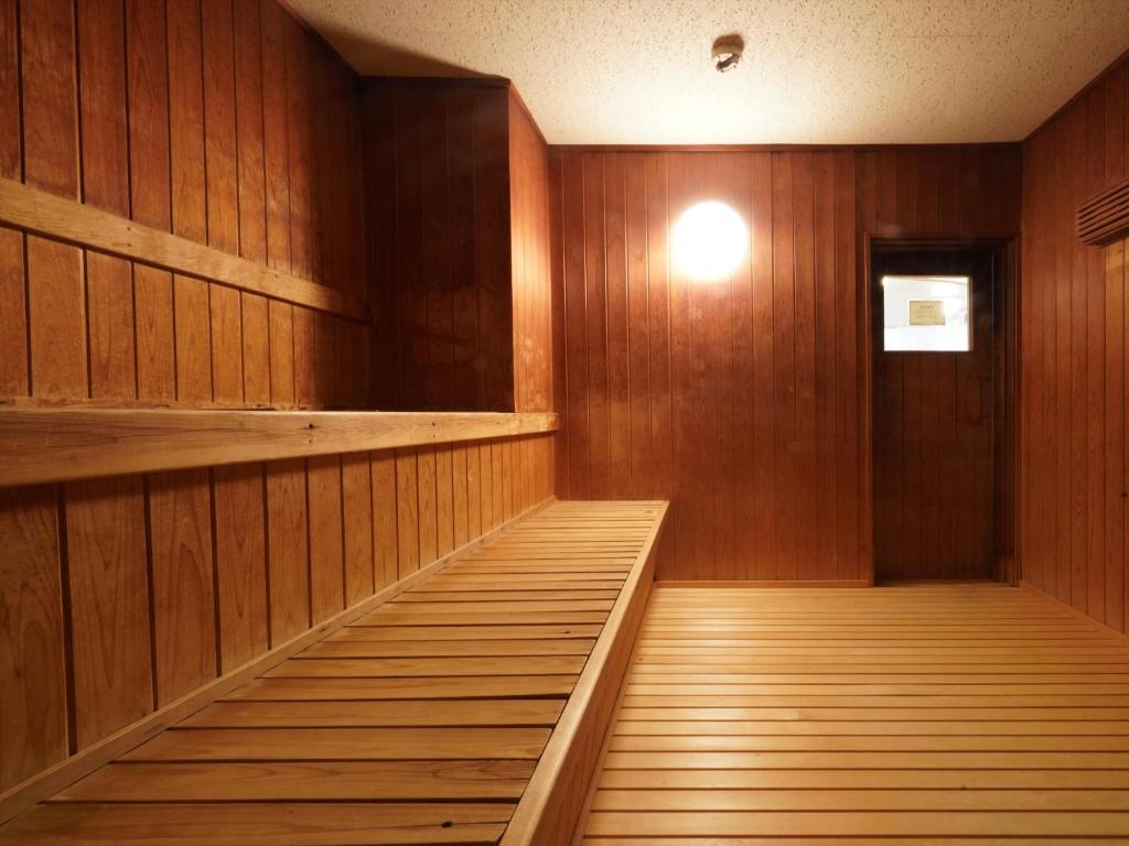 un sauna vide avec des murs en bois et une porte dans l'établissement Musashi, à Shirahama 75 autres photos