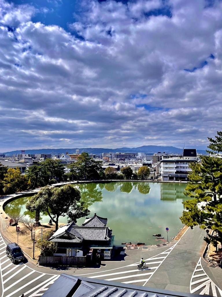- une vue sur un lac dans une ville dans l'établissement Sarusawaike Yoshidaya, à Nara