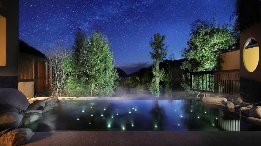 - une piscine avec un ciel étoilé la nuit dans l'établissement Yumenoi, à Himeji