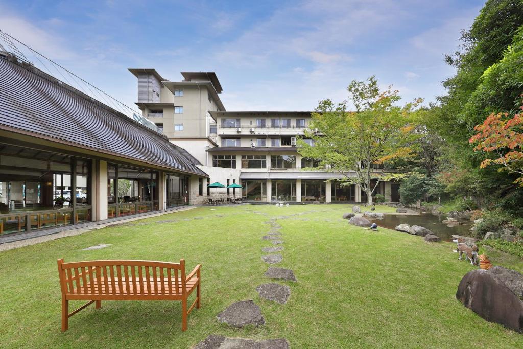 un parc avec un banc devant un bâtiment dans l'établissement Yumenoi, à Himeji