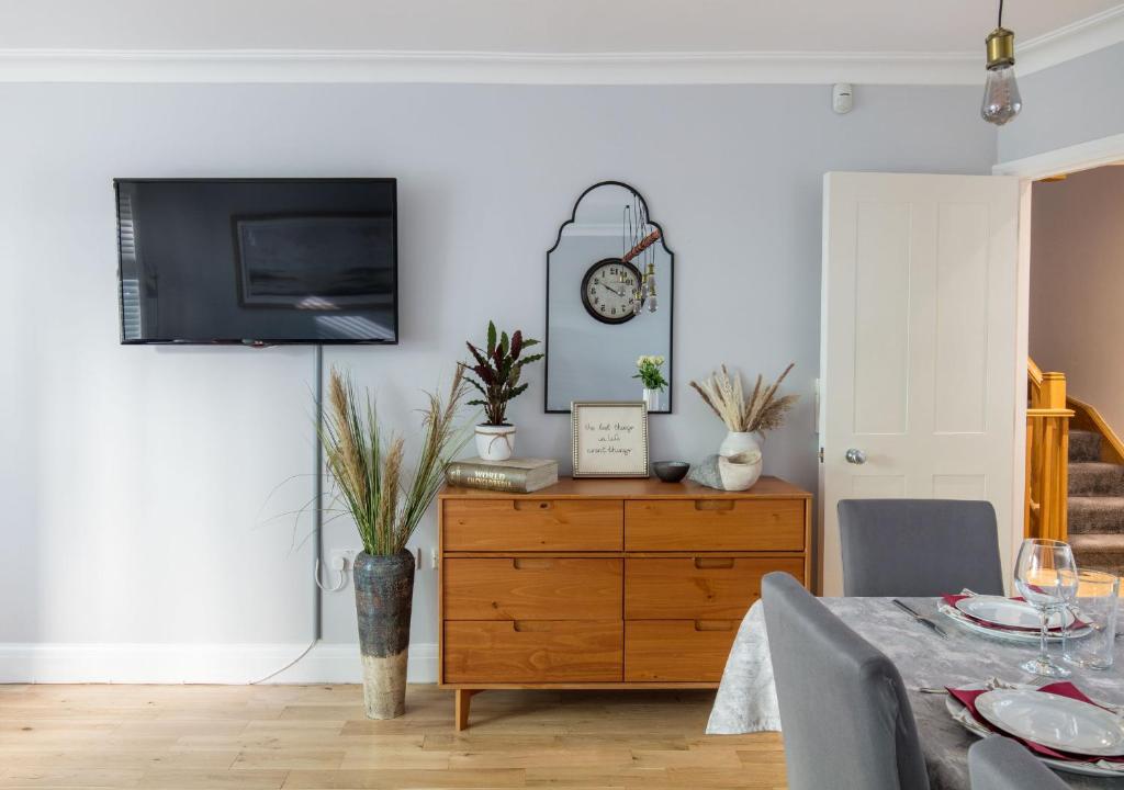 Spacious quiet 4bedrooms 6beds house with private garage 3min walk to Paddington Station 4