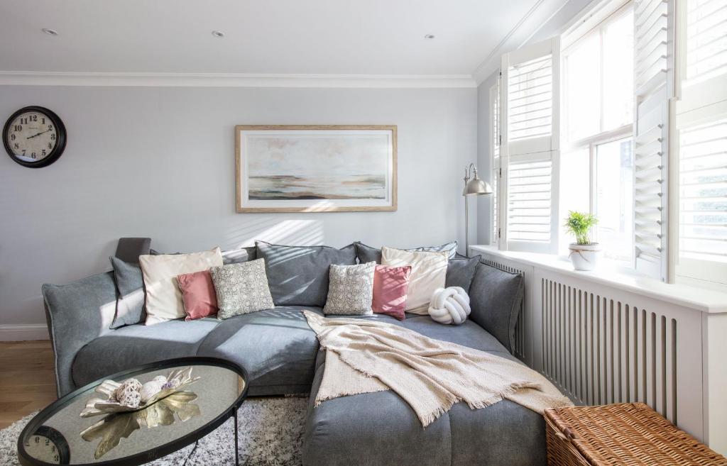 Spacious quiet 4bedrooms 6beds house with private garage 3min walk to Paddington Station 2