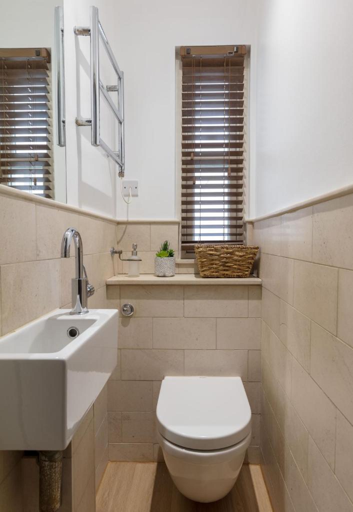 Spacious quiet 4bedrooms 6beds house with private garage 3min walk to Paddington Station 7