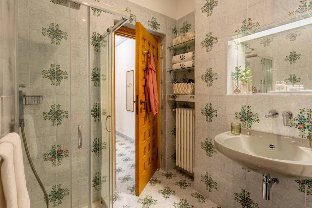 une salle de bain avec douche et lavabo dans l'établissement Villa Le Pagine Bianche, à Ischia