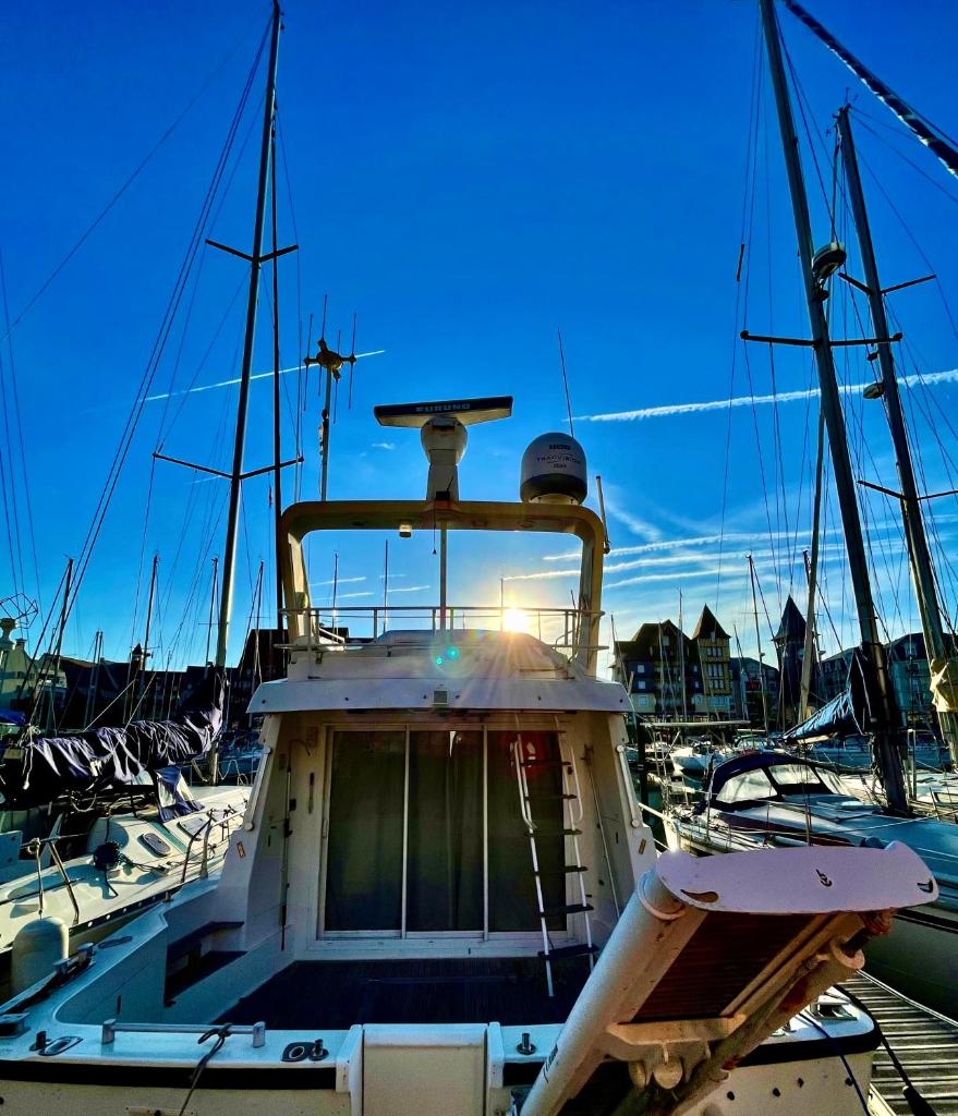 un bateau est amarré dans un port avec d'autres bateaux dans l'établissement YACHT DEAUVILLE, à Deauville