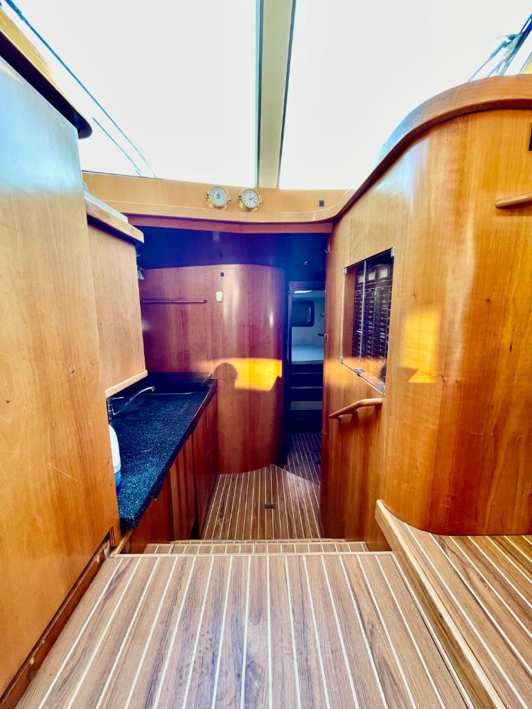 - une vue sur l'intérieur d'un bateau dans l'établissement YACHT DEAUVILLE, à Deauville