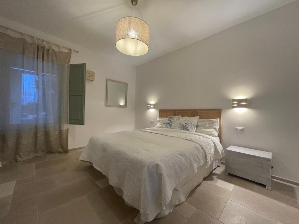 une chambre blanche avec un lit et une fenêtre dans l'établissement Villa Karbina, à Carovigno 46 autres photos