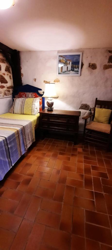 une chambre avec un lit, un bureau et une chaise dans l'établissement Gite Charlrose at La Platriere, à Cazedarnes 37 autres photos