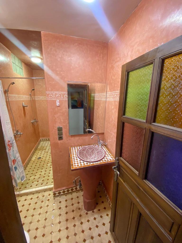 une salle de bain avec un lavabo et une douche dans l'établissement Dar Layali Fez, à Fès 37 autres photos