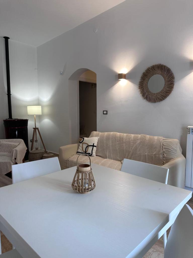 un salon avec une table blanche et un canapé dans l'établissement Villa Magis, à Ostuni 50 autres photos