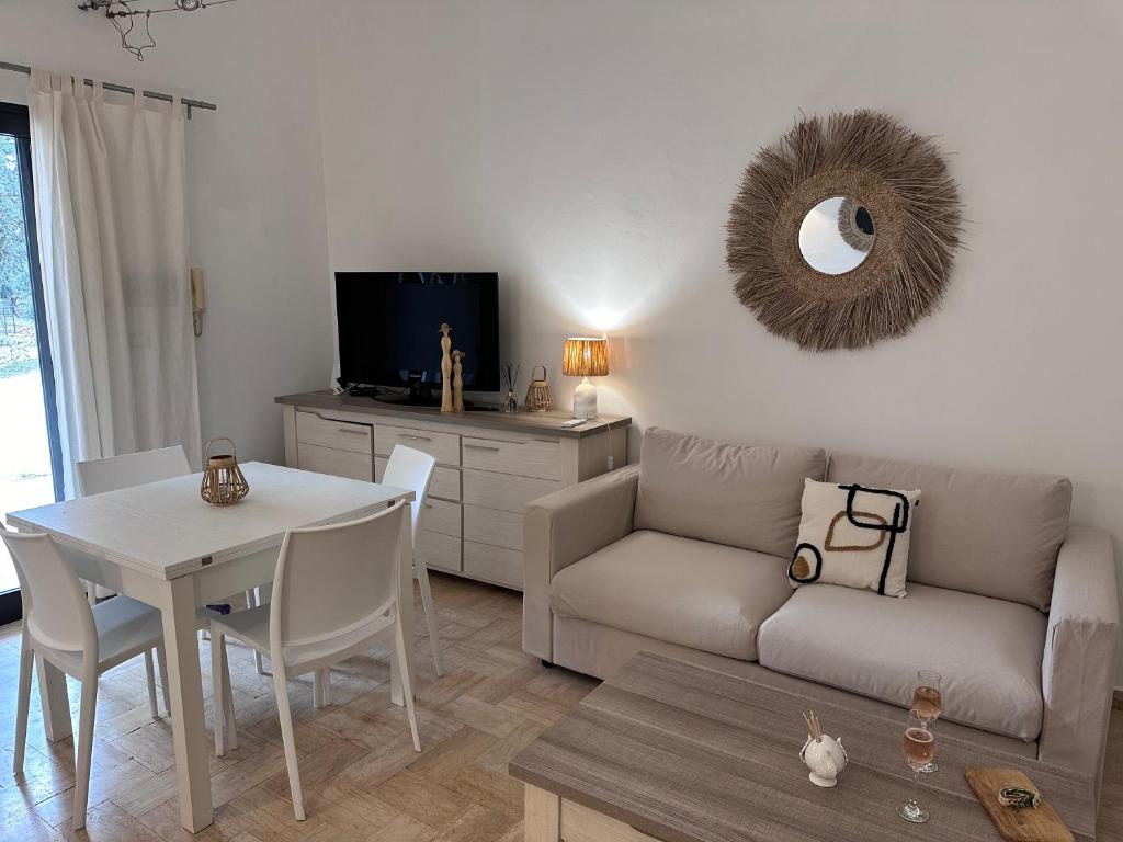 un salon avec un canapé et une table dans l'établissement Villa Magis, à Ostuni