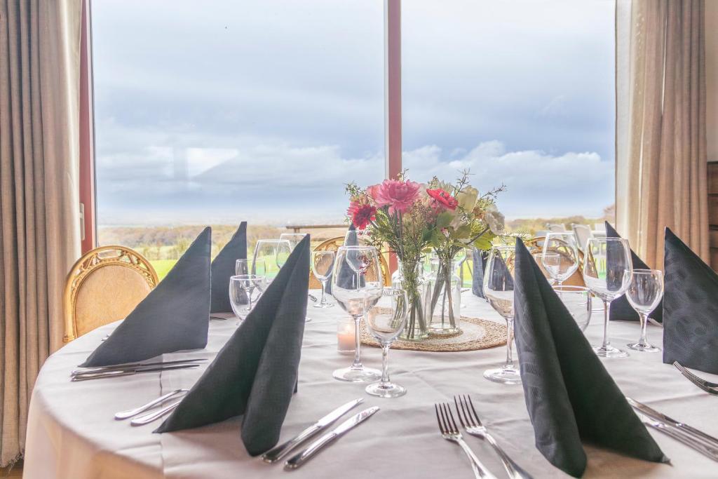 une table avec des serviettes vertes au-dessus d'une table dans l'établissement Nuit insolite à la campagne, à Fiennes 7 autres photos