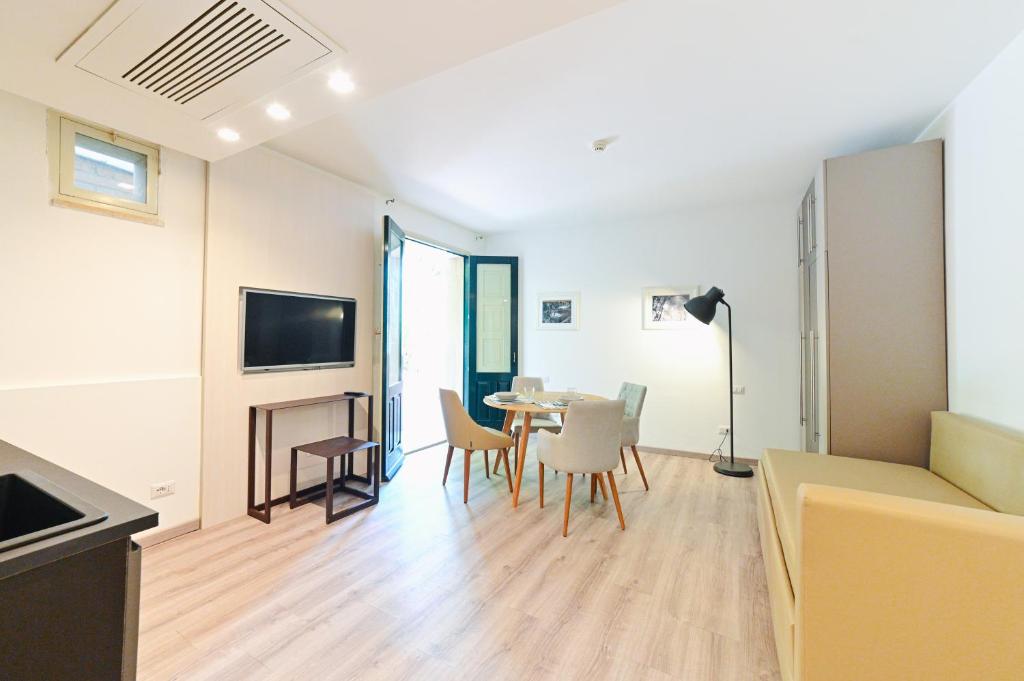 un salon avec une table et des chaises dans l'établissement Hotel Baia Delle Sirene, à Taormine