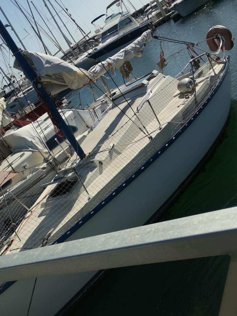 un bateau est amarré dans l'eau dans l'établissement Voilier en bord de mer 55€ par nuit, à Marseillan