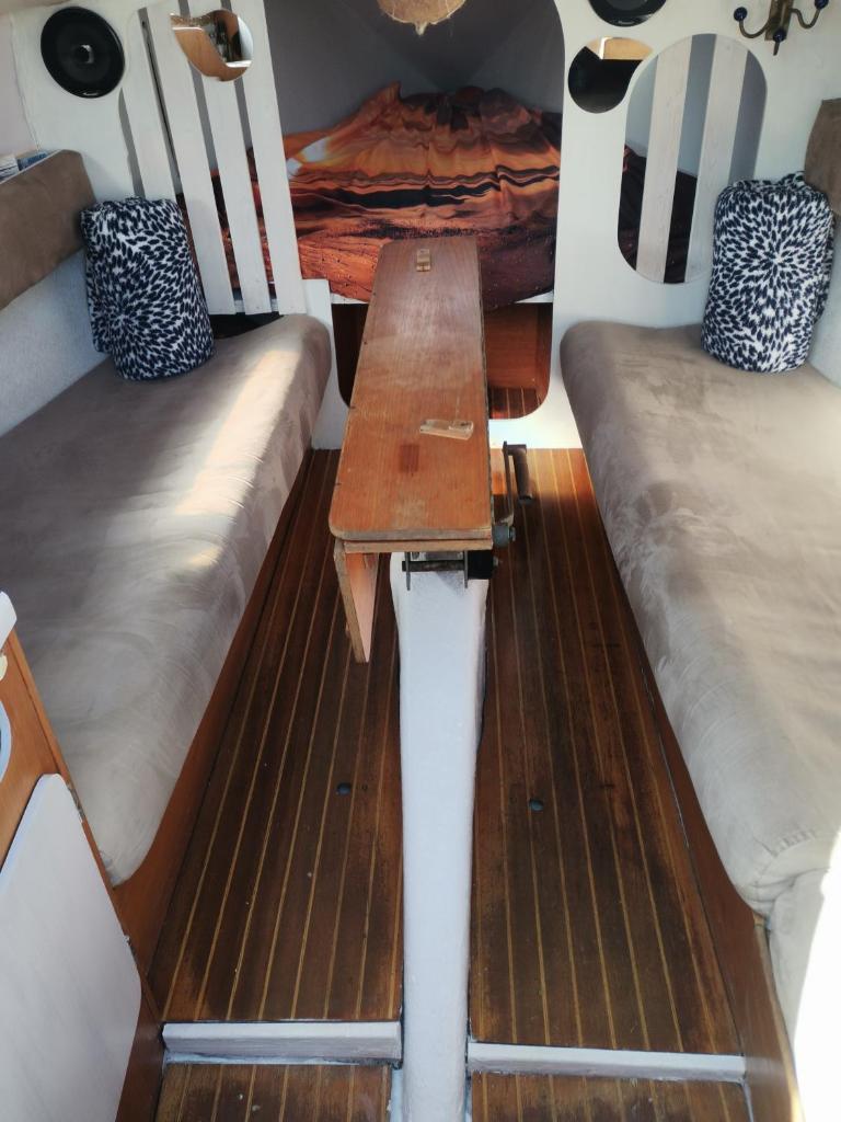 une table en bois à l'arrière d'un bateau dans l'établissement Voilier en bord de mer 55€ par nuit, à Marseillan