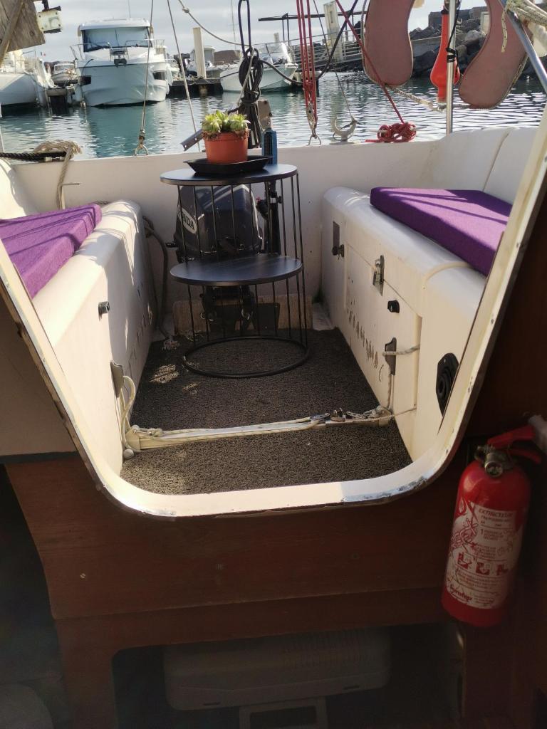 un bateau avec une table au milieu dans l'établissement Voilier en bord de mer 55€ par nuit, à Marseillan