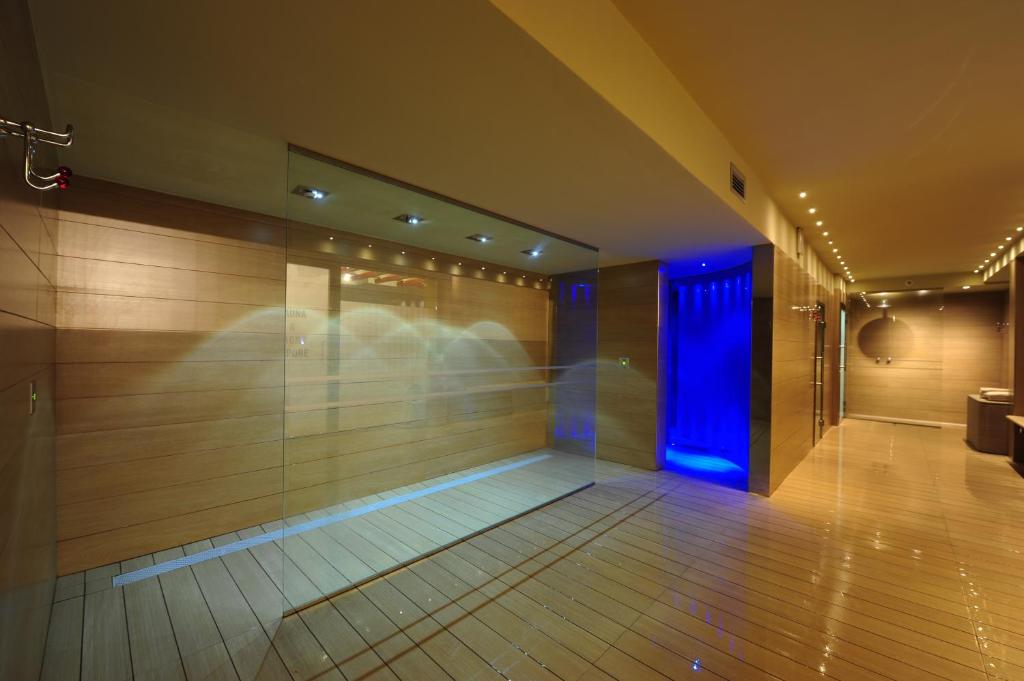 un couloir avec des lumières bleues dans un bâtiment dans l'établissement Hotel Ideal, à Limone sul Garda