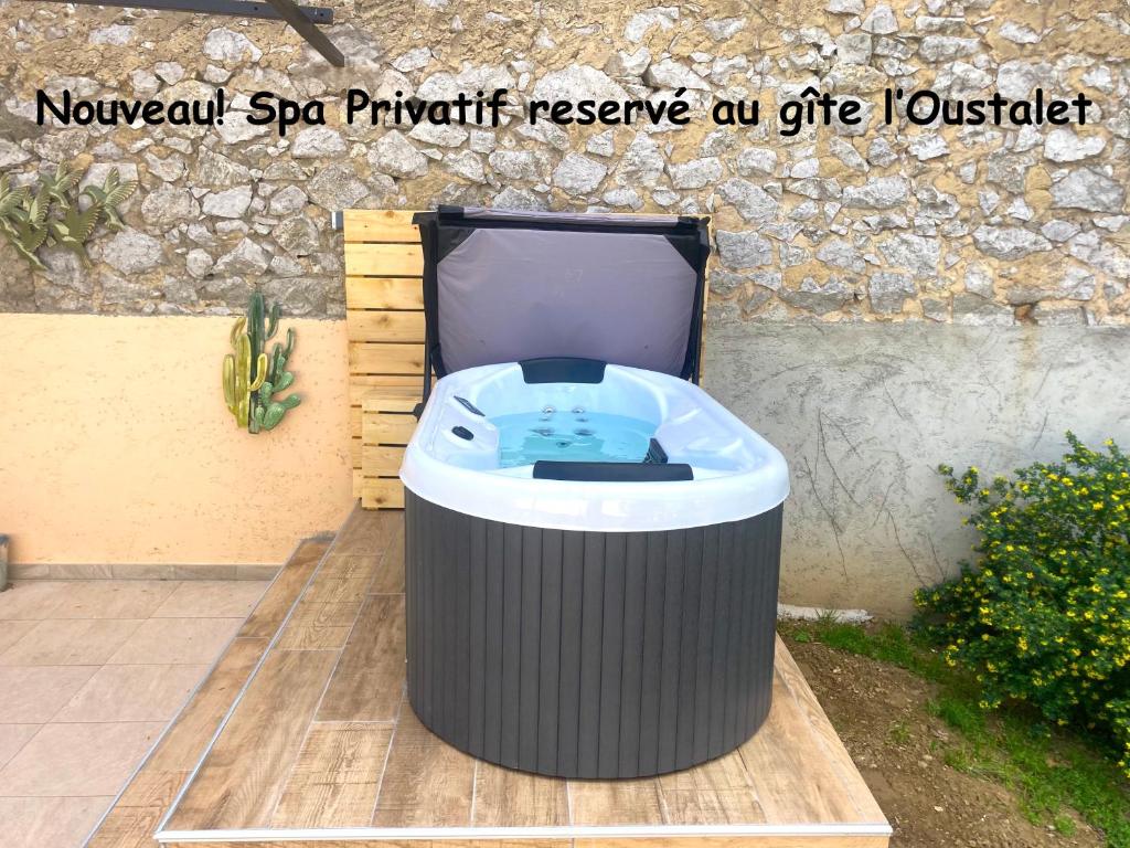 une poubelle assise au sol dans une cour dans l'établissement Gîtes Chantelauze, à Narbonne
