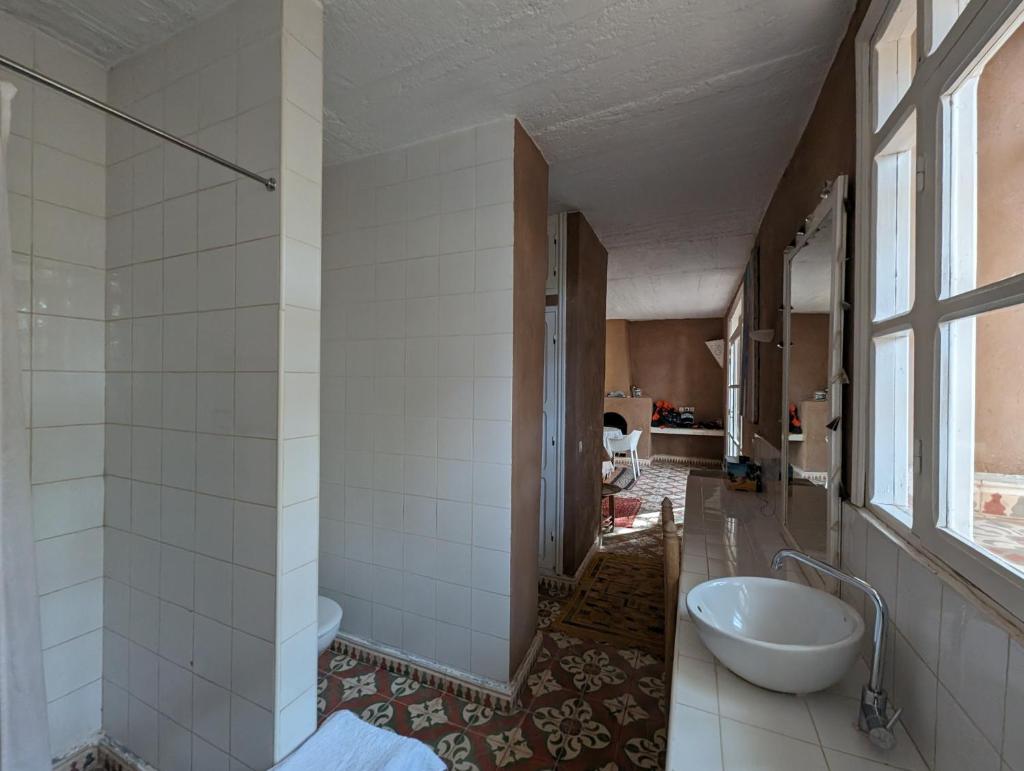 une grande salle de bain avec une baignoire et un lavabo dans l'établissement Villa Zagora Ma Villa au Sahara, à Zagora