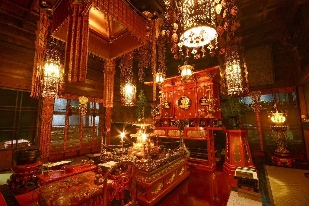 - un salon avec un réveil et un canapé dans l'établissement Koyasan Sanadabo Rengejoin, à Koyasan