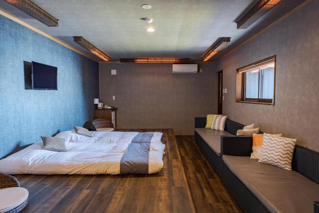 une chambre avec un lit et un canapé dans l'établissement XYZ Private Spa and Seaside Resort, à Shirahama 37 autres photos