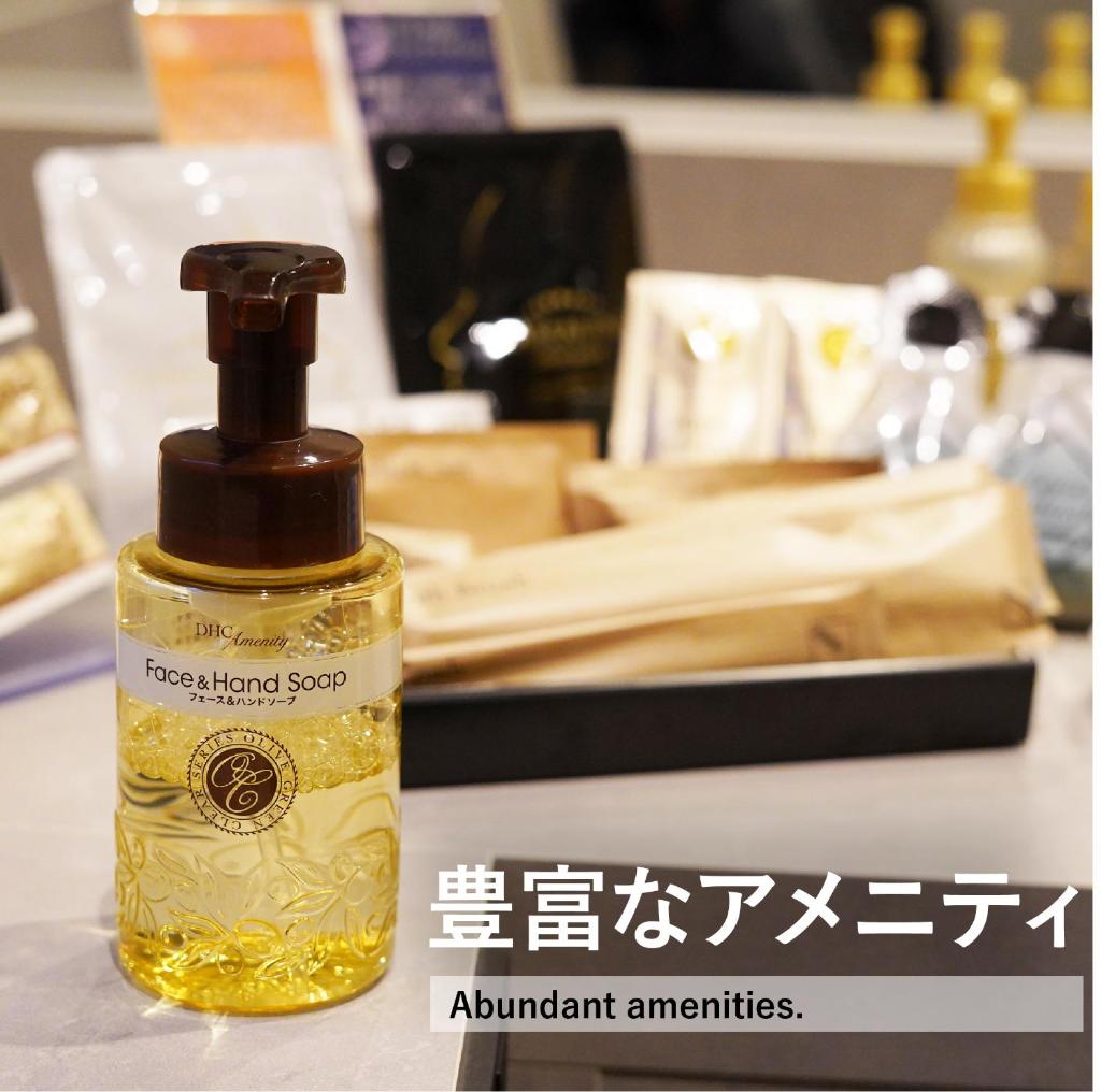 une bouteille d'huile assise au-dessus d'un comptoir dans l'établissement HOTEL FOURSEASONS KITAKAMI Adult only, à Kitakami