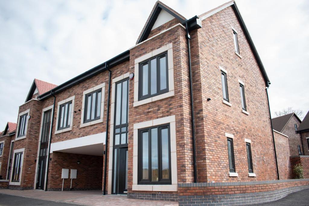 Spacious 6 bedroom House - Sleeps 11, Convenient Location, Perfect for FAMILIES 3