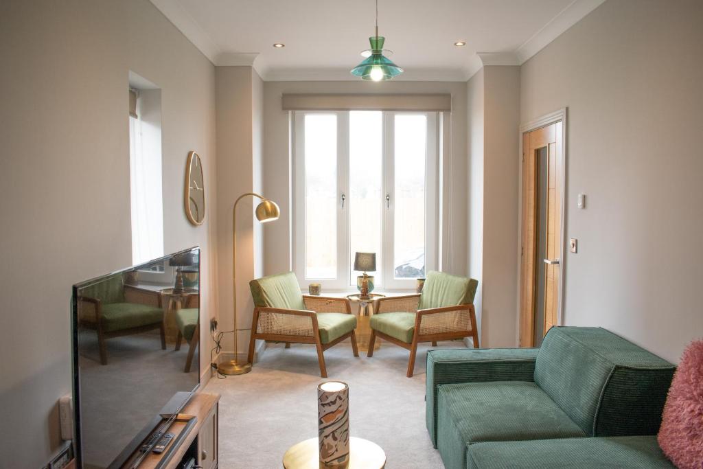 Spacious 6 bedroom House - Sleeps 11, Convenient Location, Perfect for FAMILIES 7